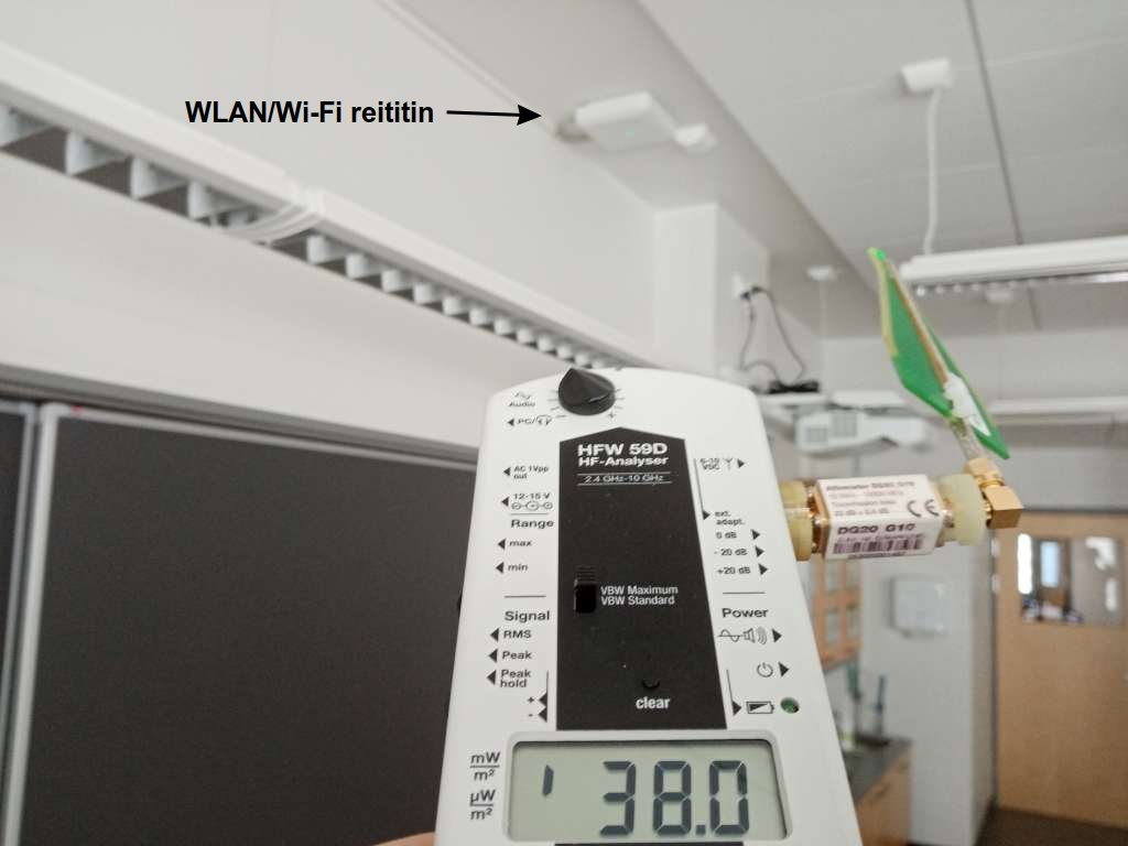 Mittaus pulssimainen mikroaaltosäteily radiotaajuinen säteily luokkahuone 38 mW/m2 huippuarvo/peak.